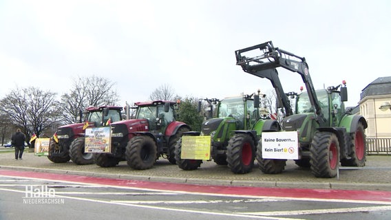 Traktoren mit Protestschildern © Screenshot 