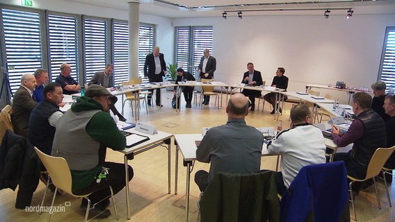 Tische stehen im Kreis, eine Gesprächsrunde der Initiative "Unternehmerauftsnad MV" und dem Staatssekretär Heiko Miraß. © Screenshot 