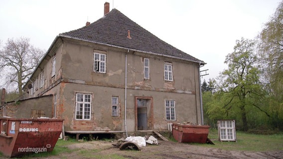 Das heruntergekommene Gutshaus in Dölitz vor der Instandsetzung. © Screenshot 