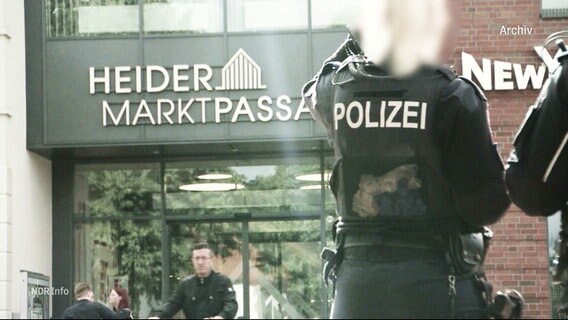 Die Polizei vor der Heider Marktpassage. © Screenshot 