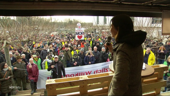 Die Sicht von einer Bühne auf eine Demonstration. © Screenshot 