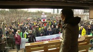 Die Sicht von einer Bühne auf eine Demonstration. © Screenshot 