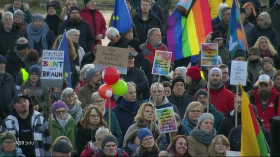 Eine Gruppe von Demonstrierenden. © Screenshot 