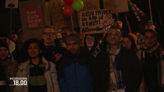 Demonstranten stehen zusammen gegen Rechts. © Screenshot 
