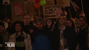 Demonstranten stehen zusammen gegen Rechts. © Screenshot 