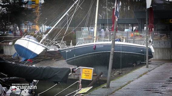 Von der Sturmflut beschädigte Segelboote © Screenshot 