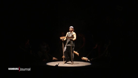 Ein Stomper steht mit zwei Besen auf der Bühne. © Screenshot 