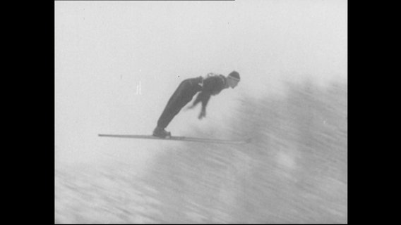 Ein Skispringer im Flug © Screenshot 