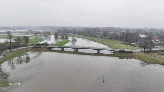 Ein Fluss mit hohem Pegelstand aus der Luft betrachtet. © Screenshot 