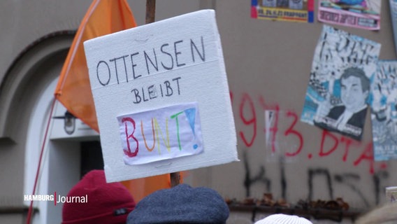 "Ottensen bleibt bunt!" steht auf einem Plakat auf einer Demo gegen Rassismus. © Screenshot 