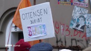 "Ottensen bleibt bunt!" steht auf einem Plakat auf einer Demo gegen Rassismus. © Screenshot 