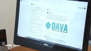 Auf einem Computer-Monitor ist das Logo der politischen Gruppierung DAVA zu sehen. © Screenshot 
