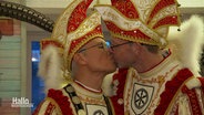 Zwei Stadtprinzen zum Karneval in Osnabrück geben sich ein Küsschen. © Screenshot 