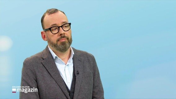 Der NDR-Reporter Philip Schröder im Studio. © Screenshot 