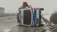 Ein Polizei-Transporter ist auf der Autobahn umgekippt. © Screenshot 