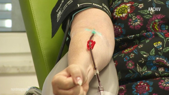 Blut wird einer Patientin agbenommen. © Screenshot 