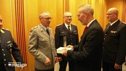 Der Stabsfeldwebel Helge Matthiesen erhält eine Auszeichnung. © Screenshot 