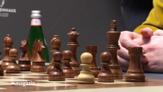Spielfiguren auf einem  Schachbrett. © Screenshot 