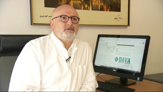 Der DAVA-Kandidat Mustafa Yoldas sitzt in seiner Praxis und gibt ein Interview. © Screenshot 