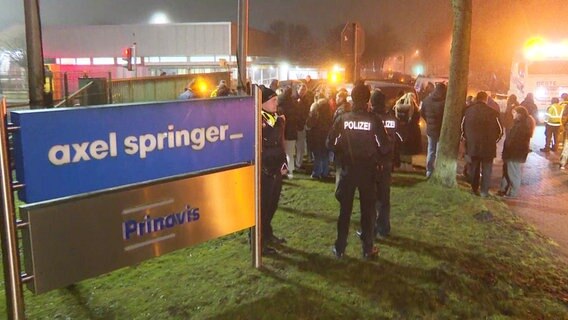 Einfahrt zum Gelände eines Axel-Springer-Konzerns wird blockiert. © Screenshot 