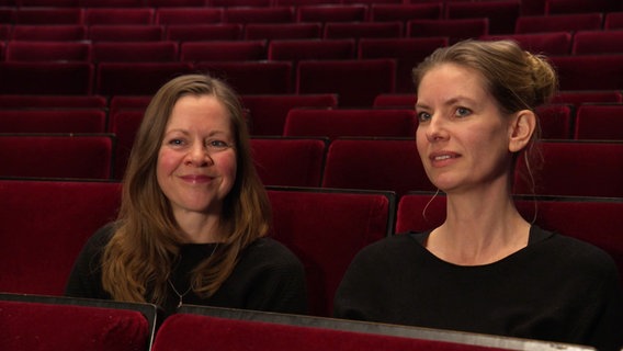 Anke Kell und Nora Schumacher sitzen im Ohnsorg Theater. © Screenshot 