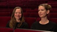 Anke Kell und Nora Schumacher sitzen im Ohnsorg Theater. © Screenshot 