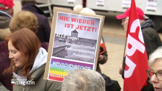 Plakat gegen Rechtsextremismus auf einer Demo. © Screenshot 