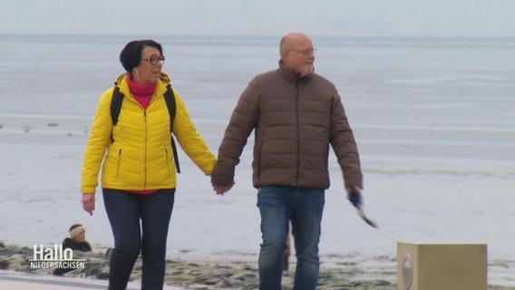 Ein Paar geht an der Nordsee spazieren. © Screenshot 