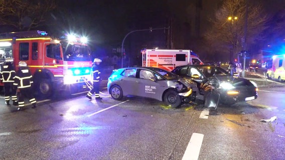 Zwei Fahrzeuge sind miteinander kollidiert. Feuerwehr und Rettungskräfte sind vor Ort. © TNN 