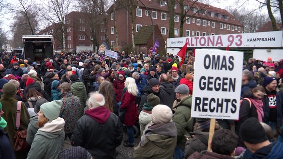 Eine Demonstration gegen Rassismus in Altona. © Screenshot 