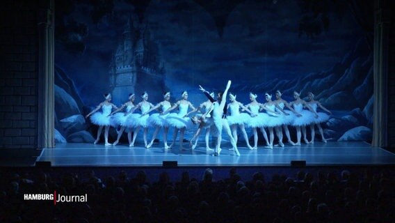 Auf einer Bühne im CCH wird das Ballett "Schwanensee" aufgeführt. © Screenshot 