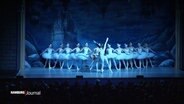Auf einer Bühne im CCH wird das Ballett "Schwanensee" aufgeführt. © Screenshot 