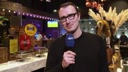 NDR-Reporter Kevin Poweska berichtet aus einer Sportsbar in Wolfsburg. © Screenshot 