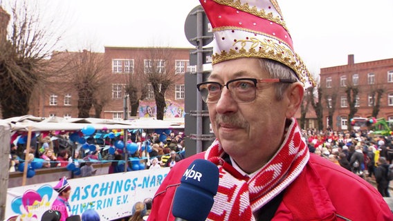 Der Zeremonienmeister des Dömitzer Carneval Vereins im NDR-Interview. © Screenshot 