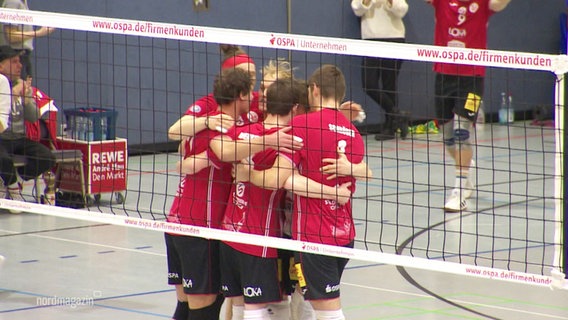 Die Volleyballer des SV Warnemünde freuen sich über einen Sieg. © Screenshot 
