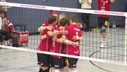 Die Volleyballer des SV Warnemünde freuen sich über einen Sieg. © Screenshot 