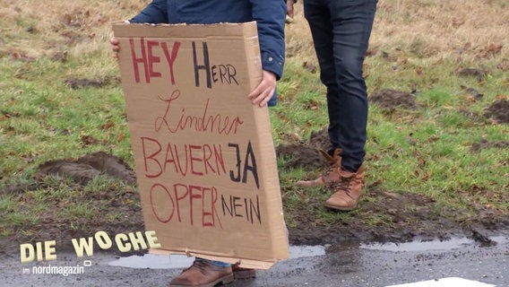Ein Plakat zeigt die Aufschrift "Hey Herr Lindner, Bauern: Ja, Opfer: Nein". © Screenshot 