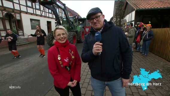 NDR-Reporter Jan Fragel beim Rosenmontagsumzug in Herzberg. © Screenshot 