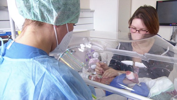 Ein Frühgeborenes wird von seiner Mutter versorgt. © Screenshot 
