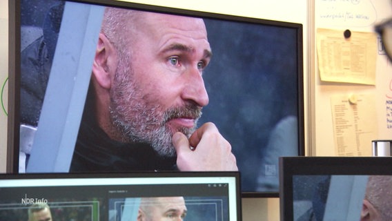 Ein Bild von Ex-HSV-Coach Walter ist auf einem TV-Bildschirm zu sehen. © Screenshot 