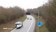 Pkw fahren in einen Verkehrstunnel. © Screenshot 