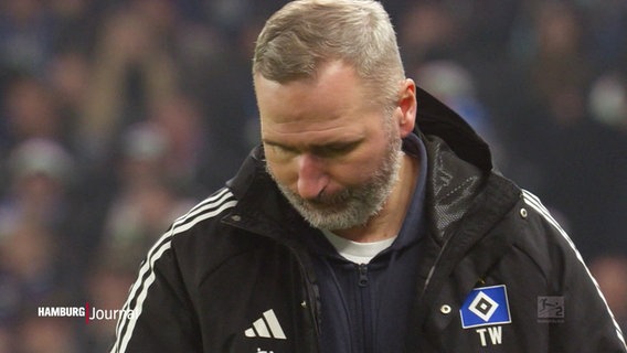 Der ehemalige Trainer des HSV, Tim Walter, in einer Jacke mit dem Mannschaftslogo, er schaut zu Boden. © Screenshot 