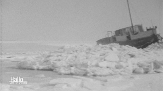 Eine alte schwarz-weiß Aufnahme zeigt ein Boot, das vom Eis eingeschlossen ist. © Screenshot 