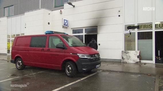 Ein Polizeiwagen steht vor einem Tatort. © Screenshot 