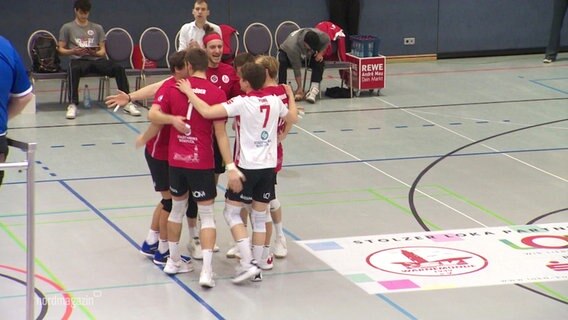 Volleyballer feiern einen Punktgewinn. © Screenshot 