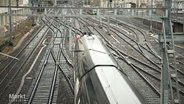 Gleise und ein Teil eines Zuges schräg von oben zu sehen. © Screenshot 