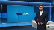 Daniel Anibal Bröckerhoff moderiert NDR Info. © Screenshot 