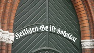Eingangstor des Lübecker Pflegeheims mit dem Schriftzug Heiligen-Geist-Hospital. © NDR 