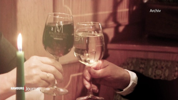 Zwei Menschen stoßen mit Weingläsern an. © Screenshot 