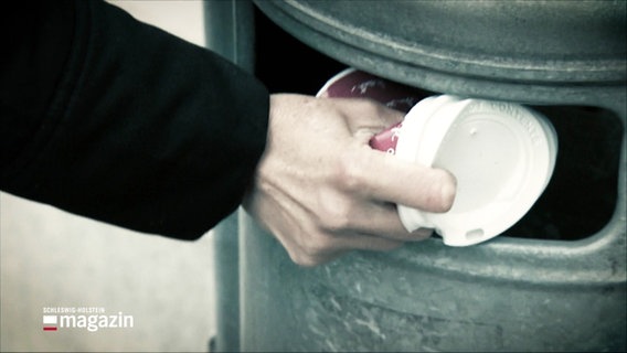 Jemand entsorgt einen Kaffee To Go Becher im Mülleimer. © Screenshot 